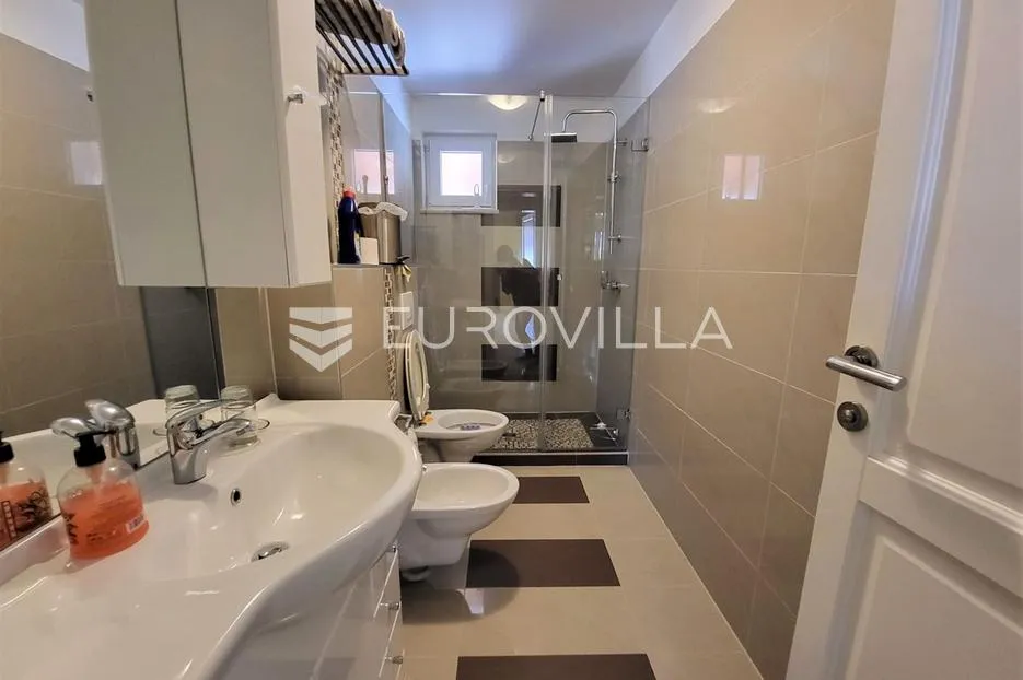 istra, okolica višnjana, apartmanska kuća 500 m² s bazenom i 4 stambene jedinice - slika 28