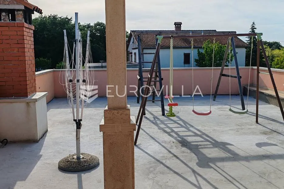 istra, tinjan, samostojeća kuća s bazenom i okućnicom 350m2 - slika 27