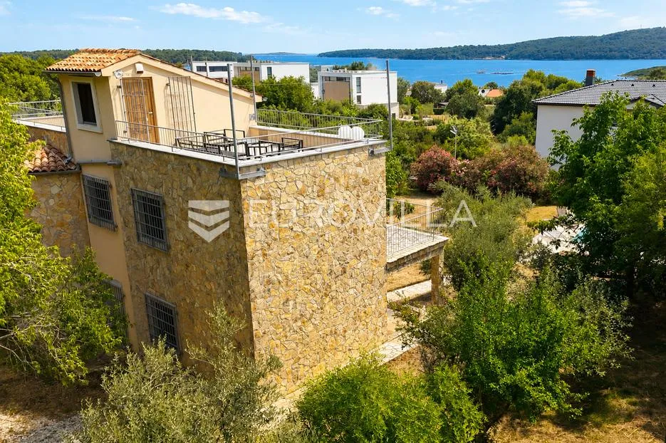 medulin, kuća s bazenom, dvije krovne terase i panoramskim pogledom na more - slika 4