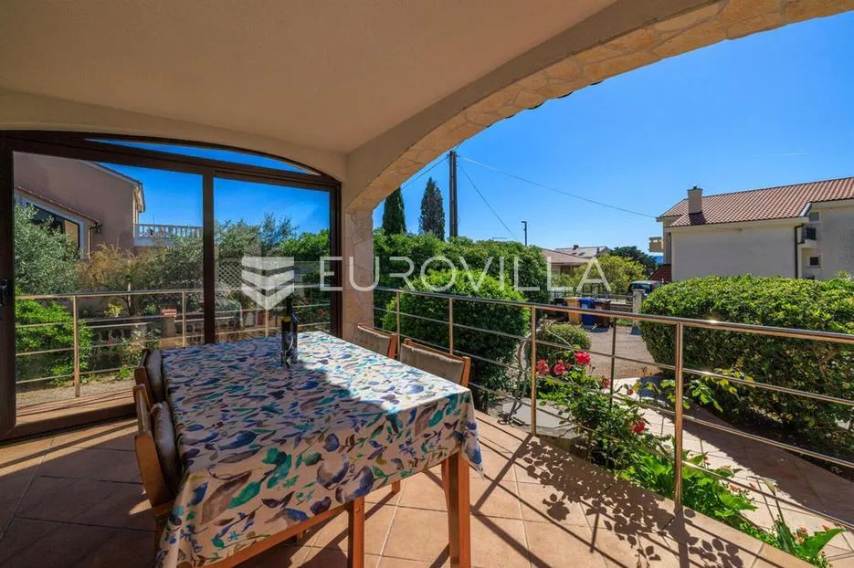 krk, punat, samostojeća kuća s dva apartmana po 100 m², studio apartman, bazen, garaža, sauna - slika 9