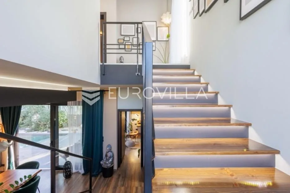 premantura, unikatna i elegantnan vila s bazenom na velikoj uređenoj okućnici - slika 31