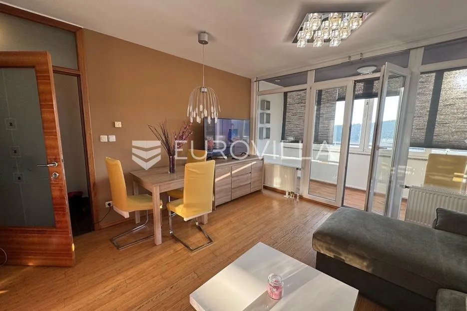 Rijeka, Škurinje, iznajmljuje se trosoban stan 75 m², terasa, pogled na more, garaža