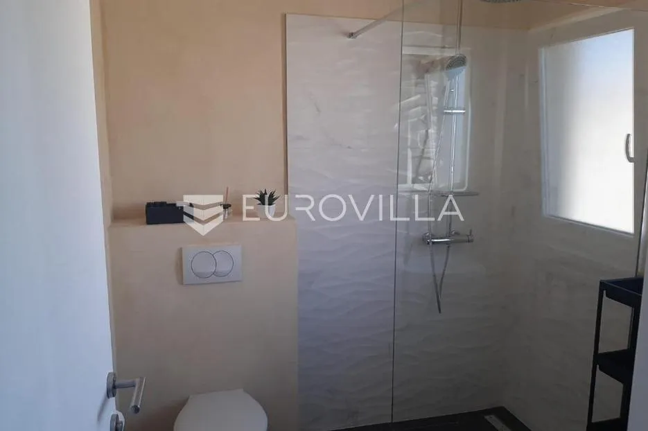krk, dobrinj, moderna dvojna kuća s bazenom i saunom 107 m², okućnica 315 m² - slika 24