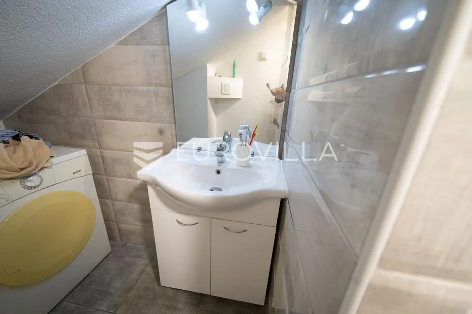 tisno, atraktivna višestambena nekretnina s tri funkcionalna stana i vrtom, površine 165,19 m² - slika 19