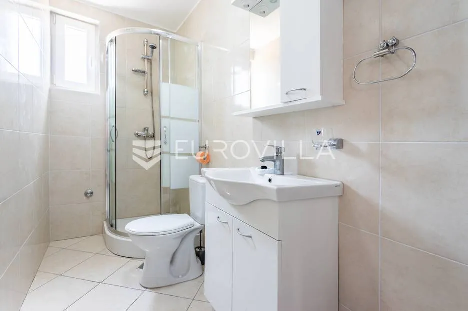 novalja, novouređena kuća s tri apartmana u centru grada - slika 5