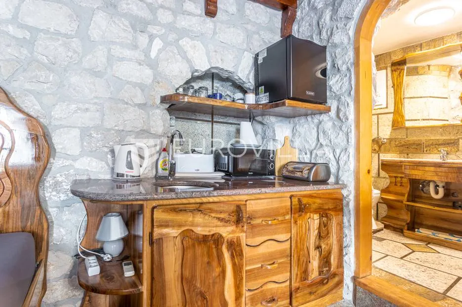 trogir, autohtona kamena kuća s pogledom na more - slika 18