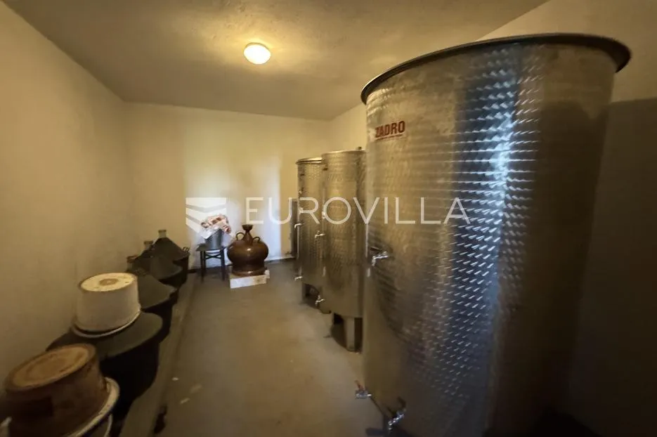 mandićevac, prekrasna katnica 150 m2 na zemljištu od 2854 m2 - slika 27