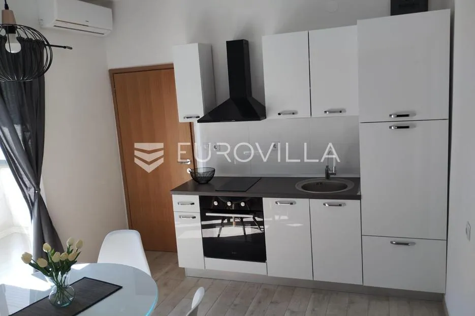 starigrad, tribanj, prostrana kuća s pogledom na more i šest apartmana - slika 25