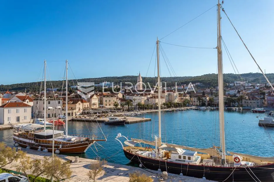 Brač-Postira građevinsko zemljište 1.220 m2 na 450m od mora s pogledom