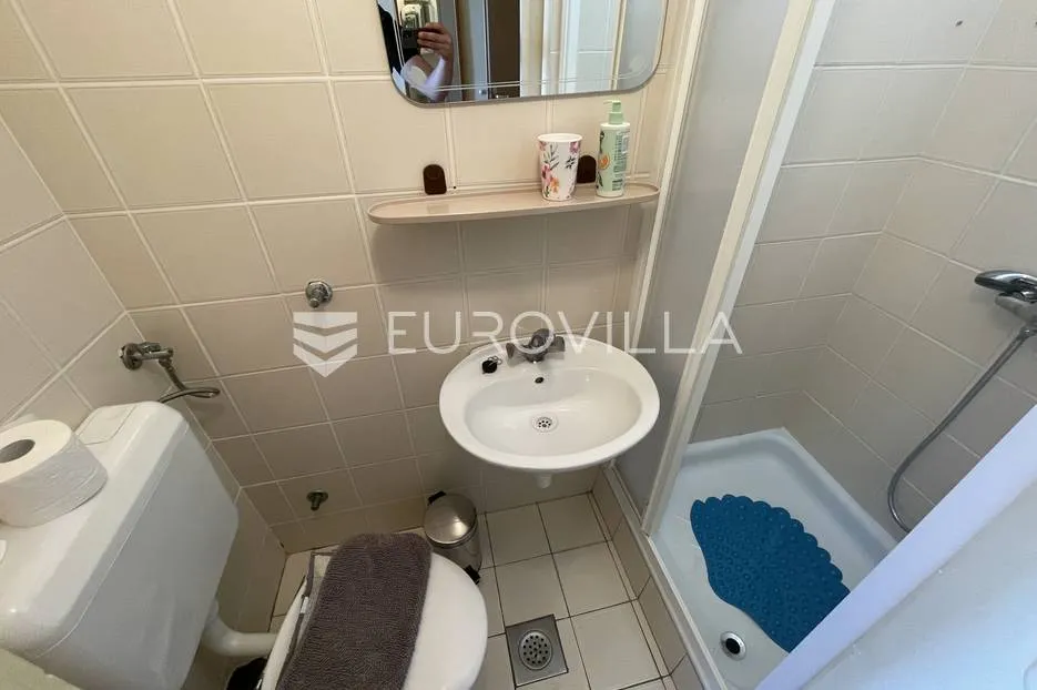 otok rab, barbat, villa sa pet apartmana 500 m² s bazenom - slika 12