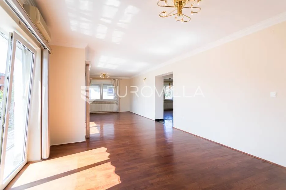 zagreb, šestinski vrh prekrasan šesterosoban dvoetažan stan 250m2 + 2 garaže - slika 2