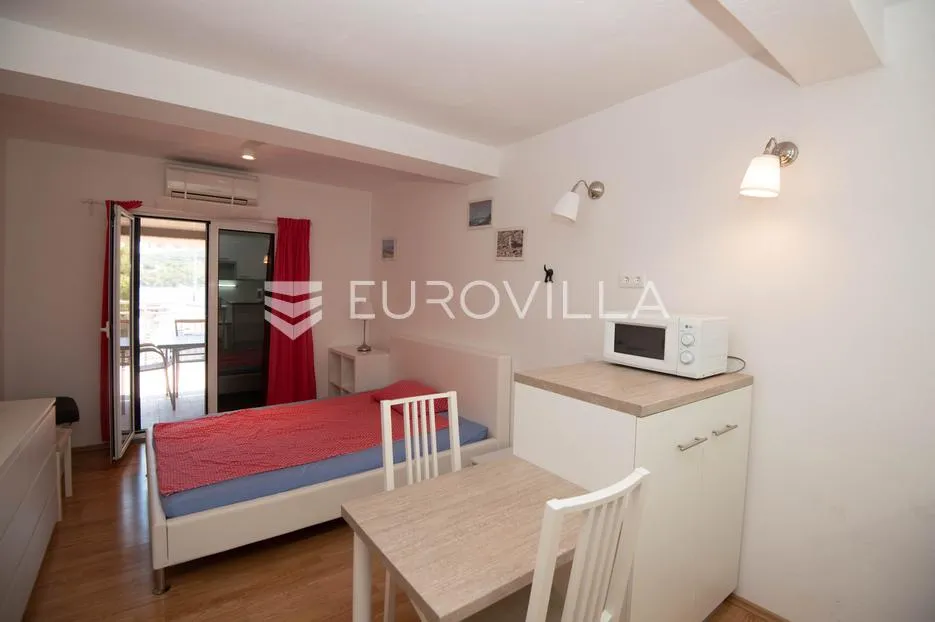tisno, ekskluzivna apartmanska kuća prvi red do mora s panoramskim pogledom i brodicom - slika 26