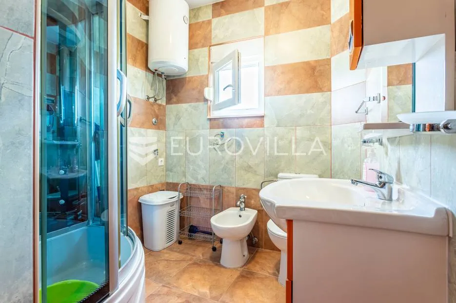 vinišće, kuća s s bazenom i 6 apartmana uz zemljište 1.000 m2 - slika 34