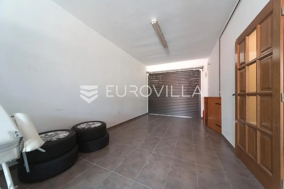 osijek, donji grad, prostrana kuća s dvorištem površine 403 m² - slika 13