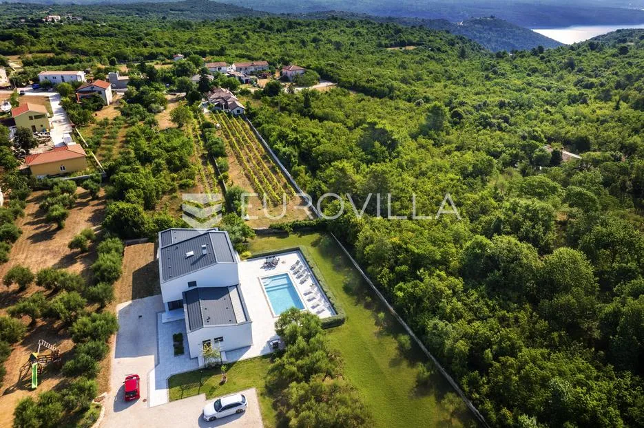 istra, rakalj, moderna vila s velikim vanjskim grijanim bazenom i velikom okućnicom - slika 2