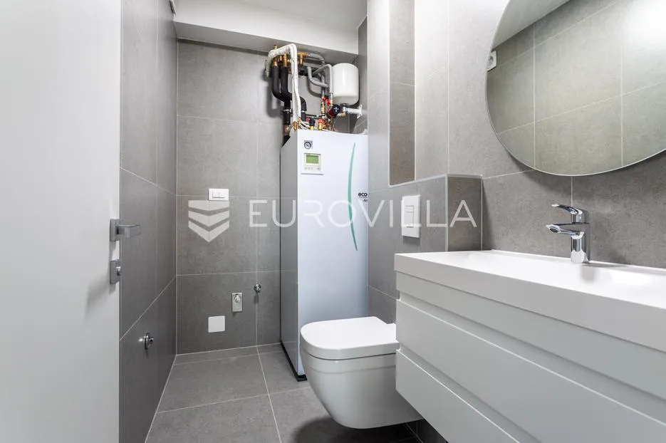 vodice, novogradnja, prostran apartman s dvorištem u centru mjesta, 139,61 m² - slika 8