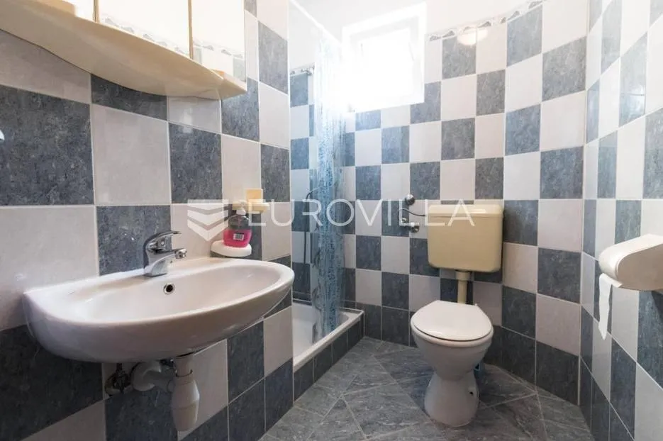 otok ugljan, kuća s pet apartmana prvi red do mora - slika 5