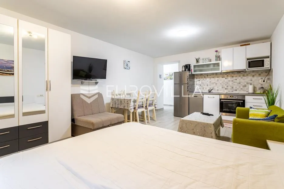 split, bol, dva namještena studio apartmana u centru grada - slika 26