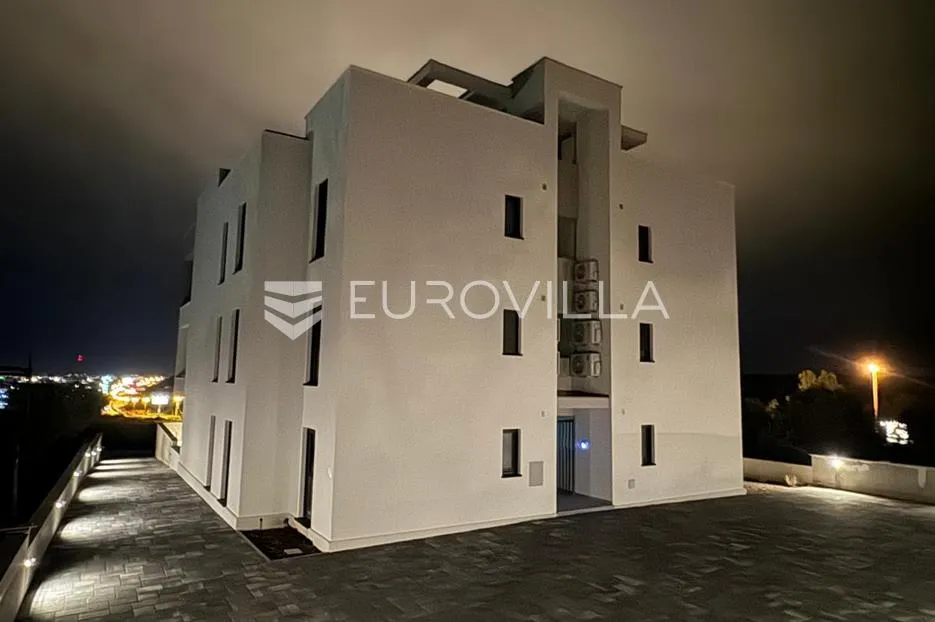 zadar, crno, moderan trosoban stan s bazenom, 95 m² - slika 5
