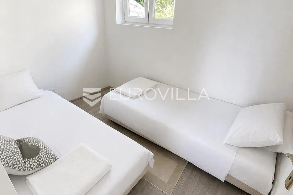 cres, martinšćica, samostojeća kuća 148 m², dva apartmana, samo 150 m od mora - slika 10