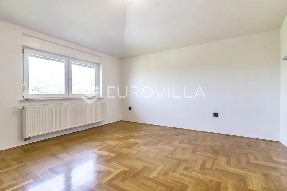 zagreb, šestine, prekrasna kuća s velikim vrtom i bazenom 300 m2 - slika 13