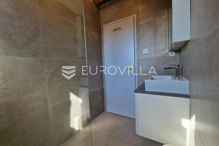 vir, 120 m od plaže, trosobni renovirani apartman s pogledom na more - slika 19