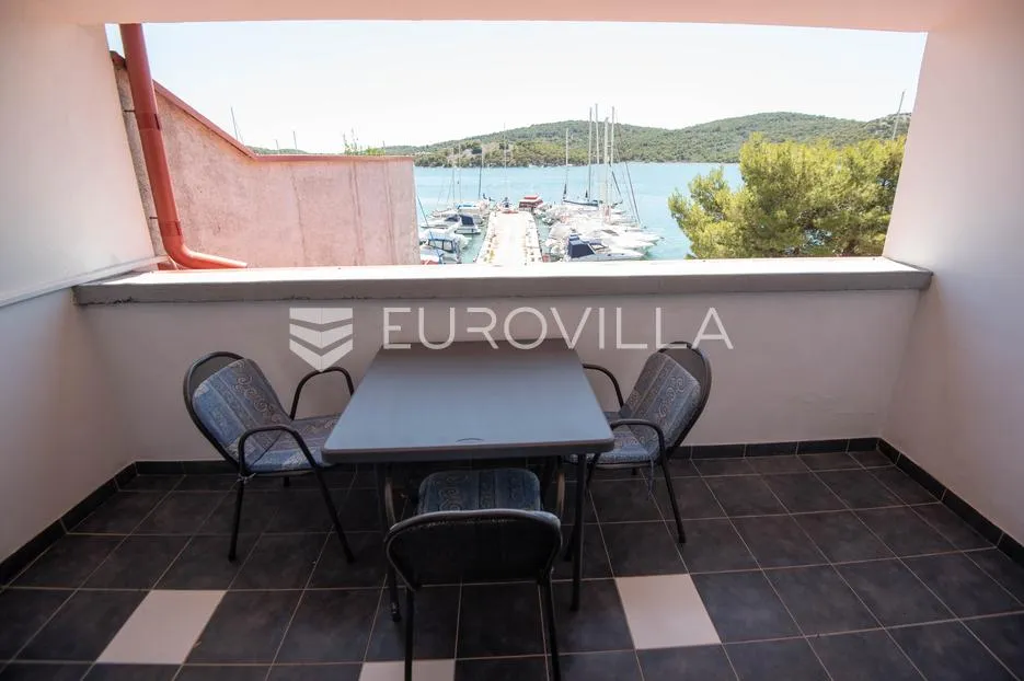 tisno, ekskluzivna apartmanska kuća prvi red do mora s panoramskim pogledom i brodicom - slika 53