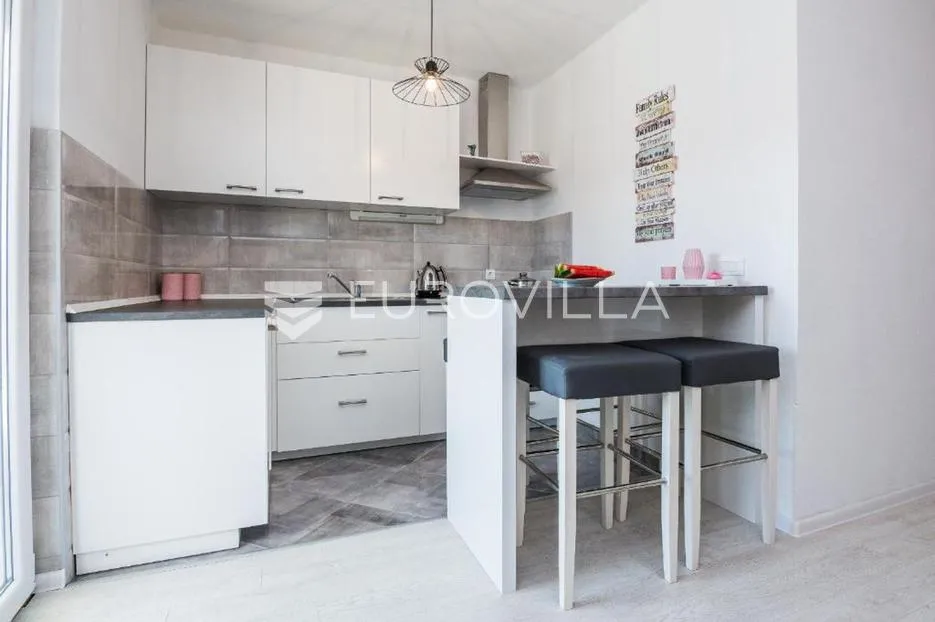 vir, stambeno poslovna zgrada u samom centru otoka 2 apartmana na 1. katu - slika 9