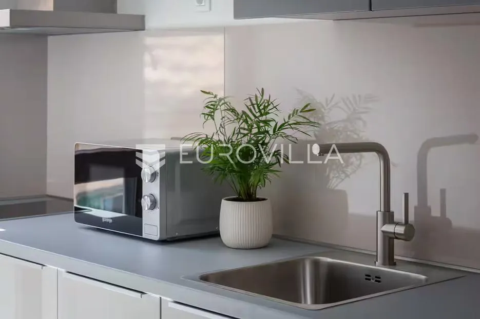 vis, komiža, novoizgrađena kuća u centru mjesta - slika 12