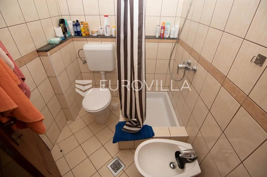 tisno, ekskluzivna apartmanska kuća prvi red do mora s panoramskim pogledom i brodicom - slika 19