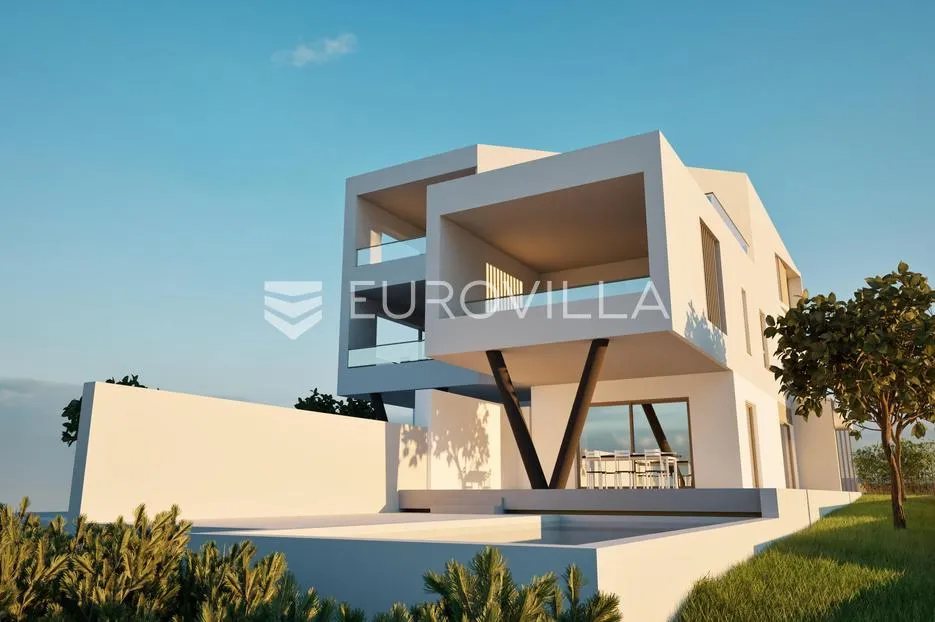 Vodice, prostran stan s bazenom i dvorištem, 165,37 m²