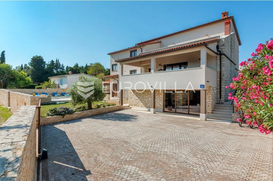 istra, premantura, unikatna vila s panoramskim pogledom, na velikoj uređenoj okućnici - slika 14