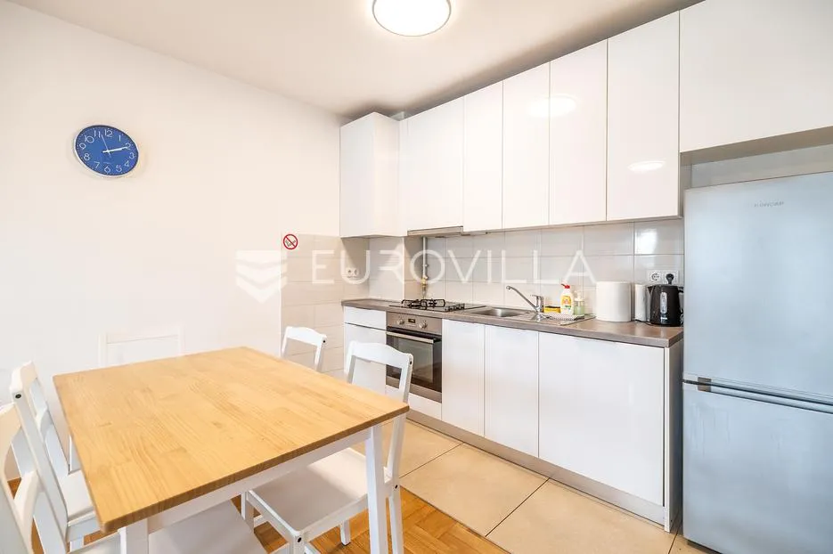 zagreb, trešnjevka, prekrasan trosoban stan 68 m², loggia - slika 3