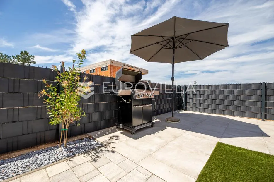 malinska, adaptirana kuća s tri stana 280,72 m², 800m od mora - slika 7