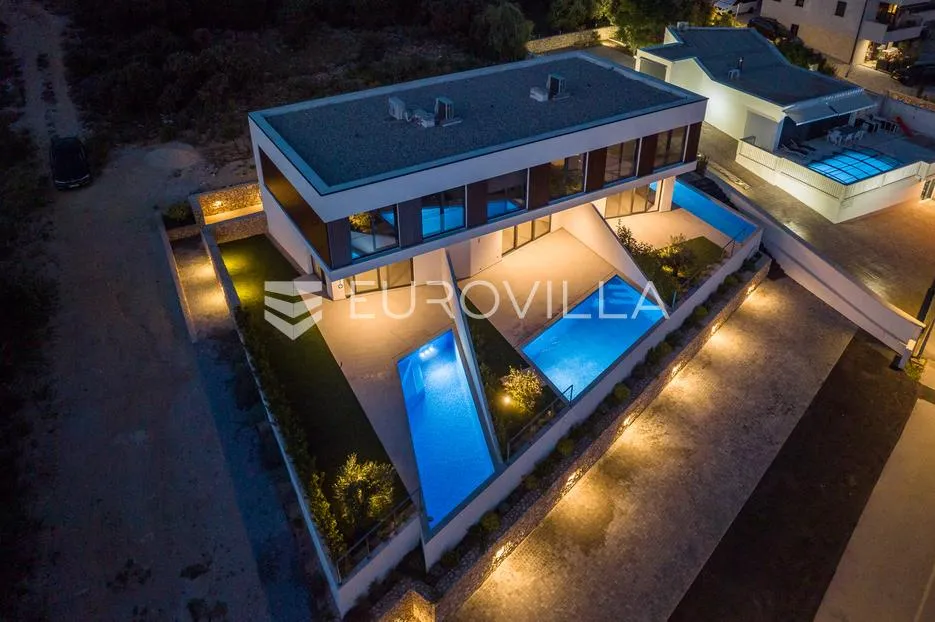Pag, Mandre, trosoban stan u luksuznoj vili s privatnim bazenom i pogledom na more 130 m²