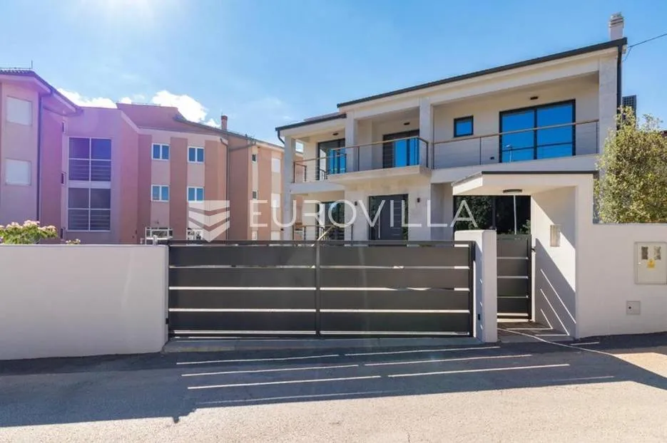 istra, ližnjan, vila 294 m2 s grijanim bazenom i uređenom okućnicom - slika 41