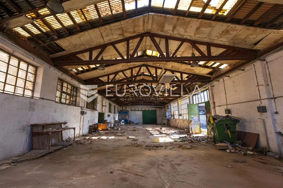 industrijski kompleks s više hala na atraktivnoj lokaciji, ukupna površina: 3452 m - slika 18