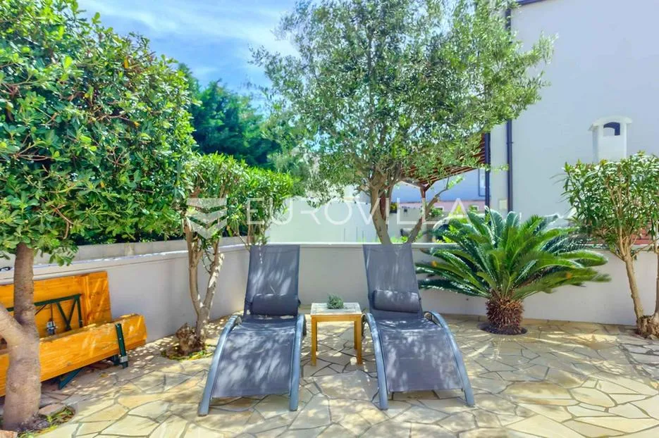 vir, atraktivna apartmanska kuća s 4 stambene jedinice udaljene 150 m od plaže - slika 4