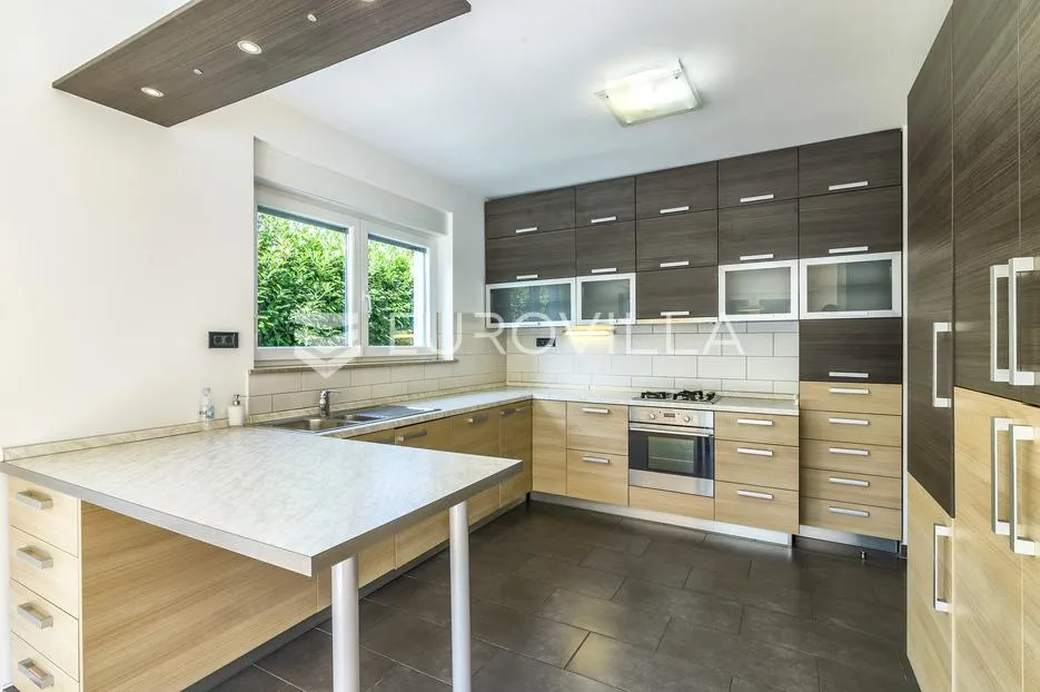 zagreb, šestine, prekrasna kuća s velikim vrtom i bazenom 300 m2 - slika 5