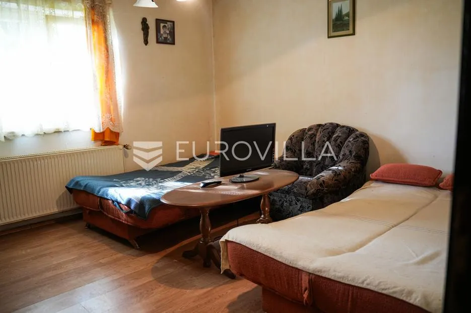 tovarnik, izuzetna prilika, prostrana kuća s tri stana i okućnicom od 1.949 m² - slika 14