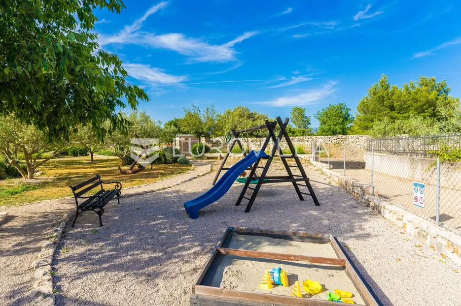 šibenik, martinska, prekrasna kamena vila s bazenom, vrtom i igralištem - slika 42