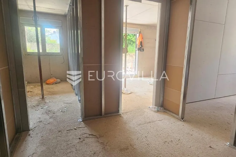 trogir, seget donji stan 66,7 m² uz vrt, novogradnja s garažom i liftom - slika 3