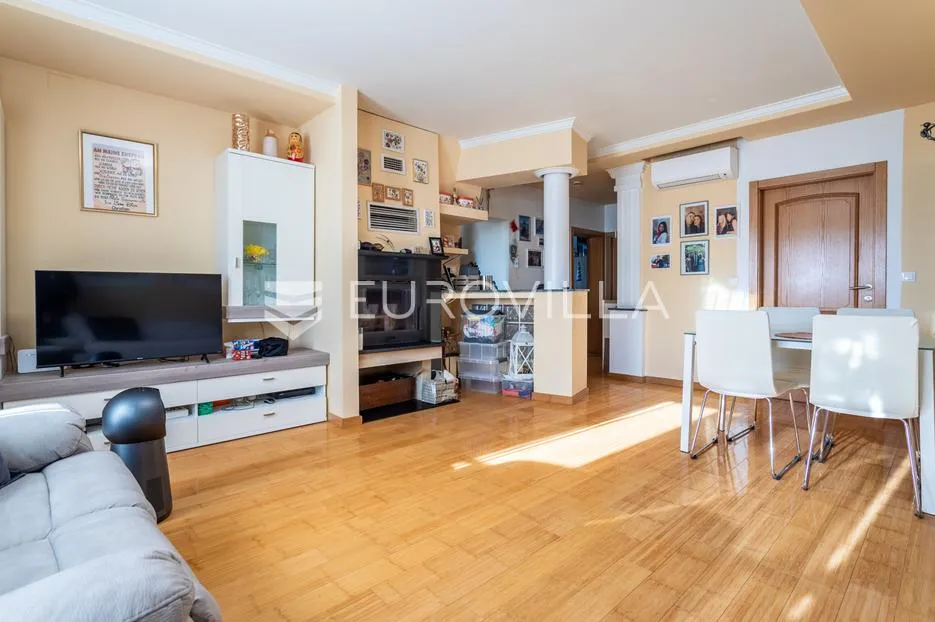 vodice, prekrasna kuća sa apartmanima i bazenom - slika 5