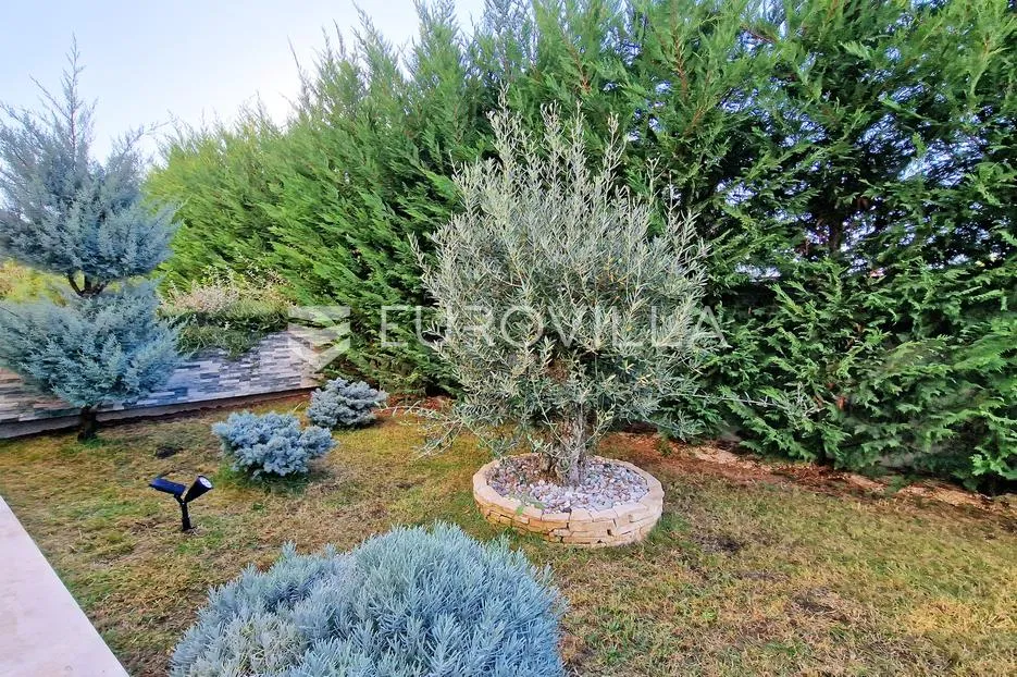 peroj, fažana, komforan stan 130 m² s vrtom 227 m² i prostranim suterenom - slika 26