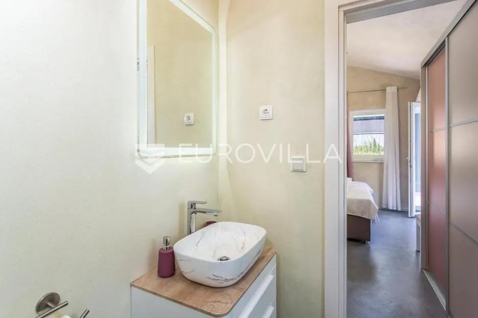 krk, dobrinj, moderna dvojna kuća s bazenom i saunom 107 m², okućnica 315 m² - slika 18