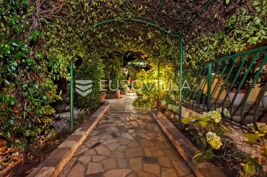istra, rovinj, kuća 360 m2 s tri stana i zasebnom kućicom, izuzetna lokacija - slika 22