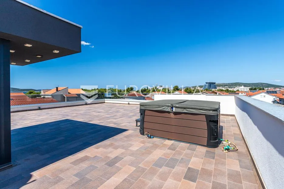 vodice, prostran penthouse s krovnom terasom, 168,79 m² - slika 16
