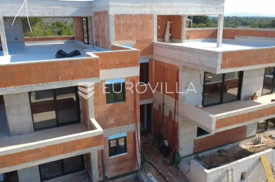 vodice, prekrasan stan s krovnom terasom i bazenom, 143,49 m² - slika 2