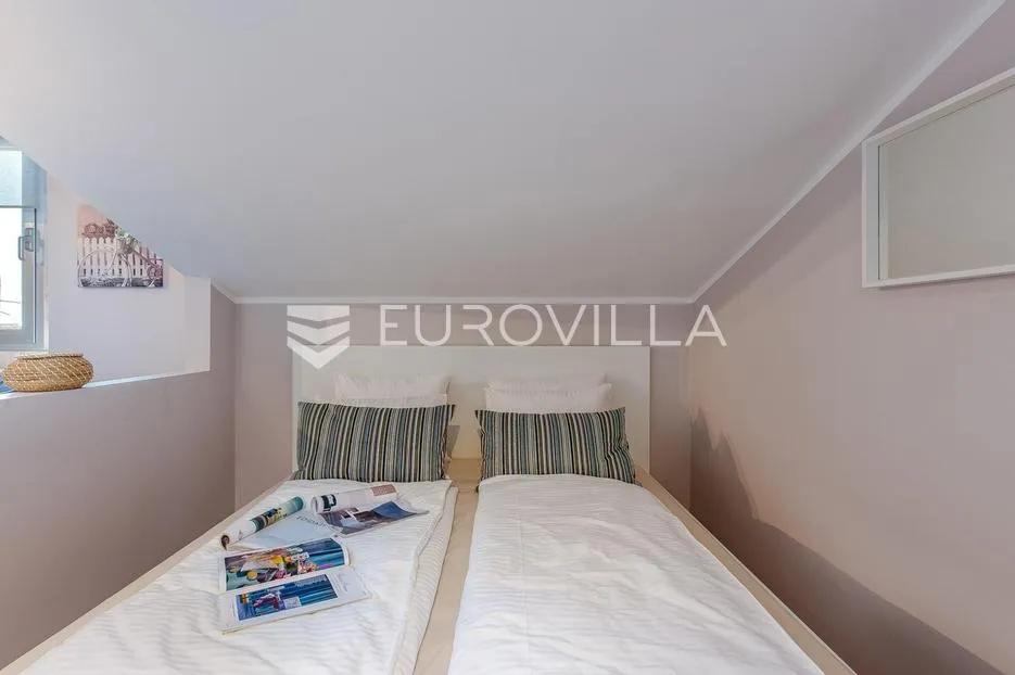 rijeka, centar, novouređen dvoetaži stan nkp 125 m2 s četiri apartmana - slika 21