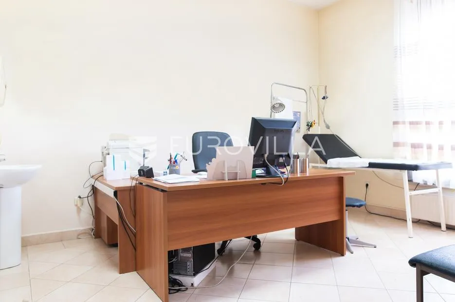 đakovo, ordinacija 53 m² u centru grada, potpuno opremljena - slika 6